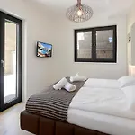 Modena Maris-heated Pool-grill-relax-jacuzzi * أوباتيا