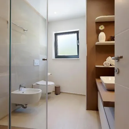 Modena Maris-heated Pool-grill-relax-jacuzzi *