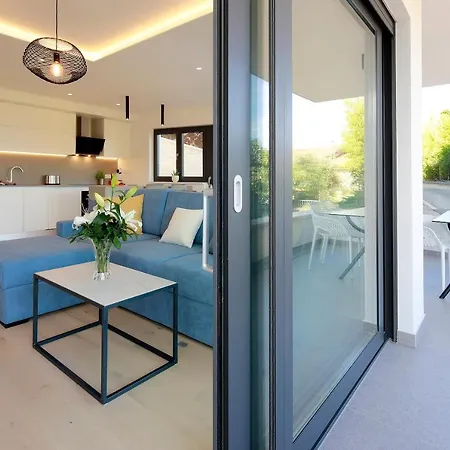 Modena Maris-heated Pool-grill-relax-jacuzzi *