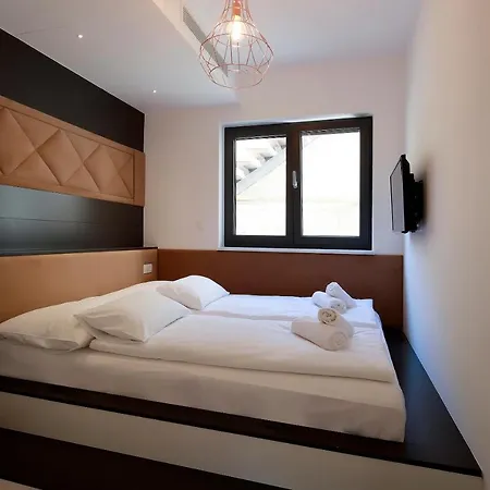 Modena Maris-heated Pool-grill-relax-jacuzzi *