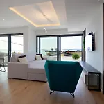 Modena Maris-heated Pool-grill-relax-jacuzzi 奥帕提亚