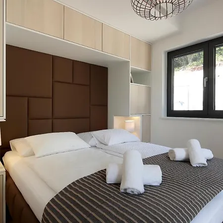 Modena Maris-heated Pool-grill-relax-jacuzzi *