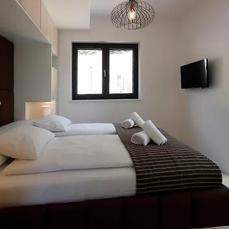 Modena Maris-heated Pool-grill-relax-jacuzzi