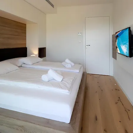 Modena Maris-heated Pool-grill-relax-jacuzzi شقة